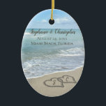 Beach Wedding Hearts in the Sand Elegant Julgransprydnad Keramik<br><div class="desc">Två sammanlänkande badhjärtan i stranden som dras i sanden gör ett elegant tropiskt havskusttema bröllop,  matchande artiklar. Söt turkos vatten vågar som kraschar på stranden och blå himmel.</div>