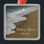 Beach Wedding Julgransprydnad Metall<br><div class="desc">Anpassa den naturliga Beach Wedding Ornament med namn från ceremonin för bruden och brudgummen och giftermål. Den här anpassningsbarna har ett naturfotografi av havets vinkara kraschar på sandkusten av Gamla Orchard Beach i Maine.</div>