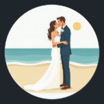 Beach Wedding Kiss Sticker Runt Klistermärke<br><div class="desc">Ett bra klistermärke som skildrar en brud och en groom som delar en kyss på stranden vid solnedgången,  perfekt för bröllop deka och gåvor.</div>