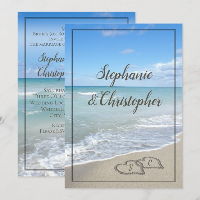 Beach Wedding Monogram Hearts i Sand Inbjudningar (Fram/baksida)