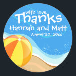 Beach Wedding Personlig Wedding Favor Stickers Runt Klistermärke<br><div class="desc">En fin utformning visar en strand boll sitta på sandan med blå vatten utanför. Den vita texten ser underbar ut mot det blå havet vatten. Det står med kärlek och tack,  bröllop parets namn och sedan deras bröllop-datum. Enkel att anpassa. Underbar för ett badbröllop,  sommar bröllop,  destinationsbröllop.</div>
