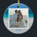 Beach Wedding Photo Ram Tropical Ocean Ornaments Julgransprydnad Keramik<br><div class="desc">Beach bröllopsfoto ram prydnadsämnen. Vattenblått hav vatten och vågar på sand gör en söt tropiskt tema för en bröllop bild,  datum och anpassningsbar på baksidan. Rund keramisk ornament levereras med en guld-sladd.</div>