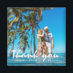 Beach Wedding Photo Tack Magnet<br><div class="desc">Bröllop tackar dig för att du föredrar magneter för ditt badbröllop,  skräddarsytt med ditt foto,  namn och bröllop. Modern blå strandträdsdesign med "tack" i ett vitt handskrivet teckensnitt.</div>