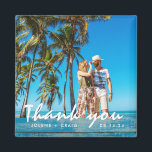 Beach Wedding Photo Tack Magnet<br><div class="desc">Bröllop tackar dig för att du föredrar magneter för ditt badbröllop,  skräddarsytt med ditt foto,  namn och bröllop. Modern blå strandträdsdesign med "tack" i ett vitt handskrivet teckensnitt.</div>
