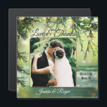 Beach Wedding Photo Tack Magnetic Card<br><div class="desc">Beach bröllopsfoto-Tack-kort med ditt favoritfoto av bröllop som är framtaget av en mousserande ljus och strandscen i grönten med ljusblå och guld. En underbar bröllopsförmån om du firade på stranden eller efter ett målbröllop.</div>
