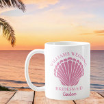 Beach Wedding Rosa Seashell Bridesmaid Anpassnings Kaffemugg<br><div class="desc">Söt rosa säsongsbundets bröllopsgåva från brudens sida mugg till ett destinationsbröllop på en tropisk ö med söta snäckor. Beställ den här vackra monogrammet för dina brudtärnor eller maid of honor.</div>