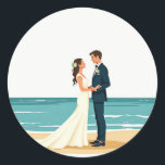 Beach Wedding Sticker Runt Klistermärke<br><div class="desc">En charmerande illustration av en brud och groom som står på stranden,  perfekt för bröllop-temad dekoration och gåvor.</div>