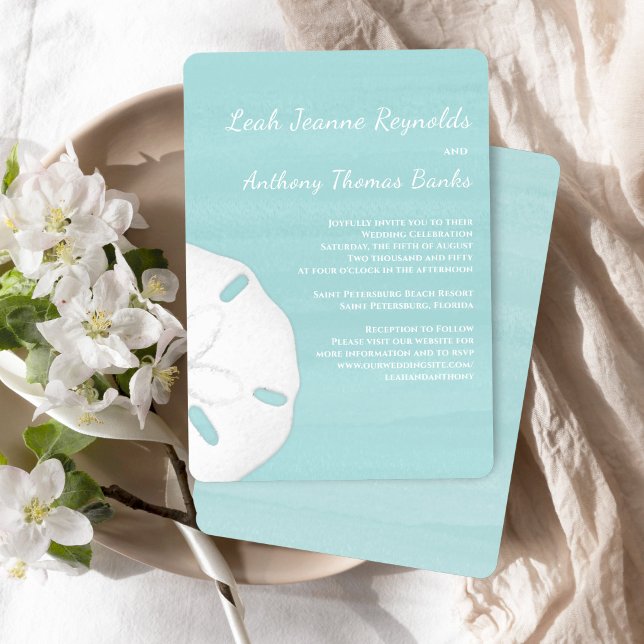 Beach Wedding Watercolor Sand Dollar Invitation Inbjudningar (Turquoise beach wedding invitation with watercolor ocean and elegant sand dollar detail)