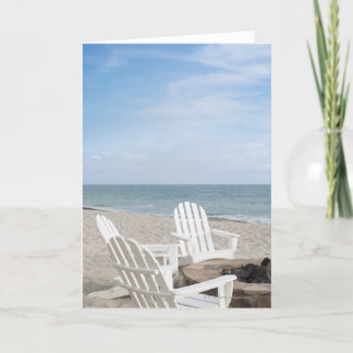 Beachfront house med adirondack-stolar och kort