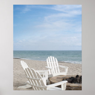 Beachfront house med adirondack-stolar och poster