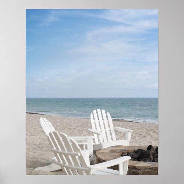 Beachfront house med adirondack-stolar och poster (Framsidan)