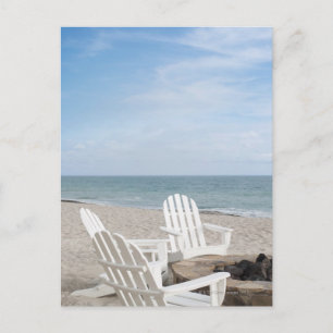 Beachfront house med adirondack-stolar och vykort