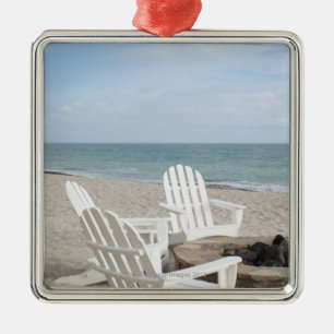 beachfront hus med adirondackstolar och julgransprydnad metall