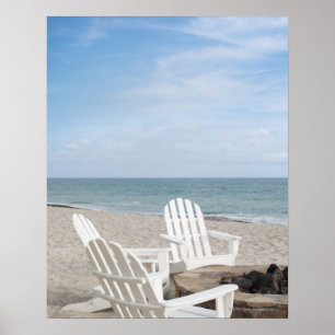 beachfront hus med adirondackstolar och poster