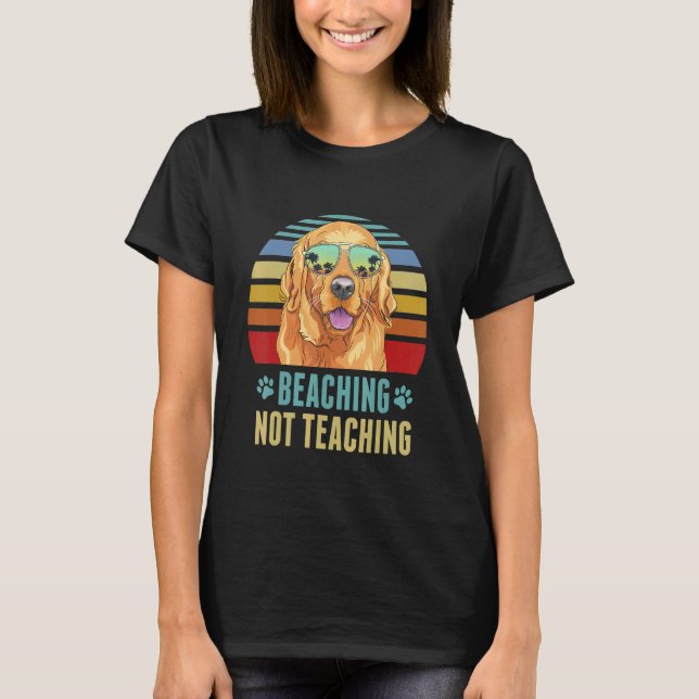 Beaching Not Teaching  Golden Retriever Dog Summer T Shirt (Framsida)