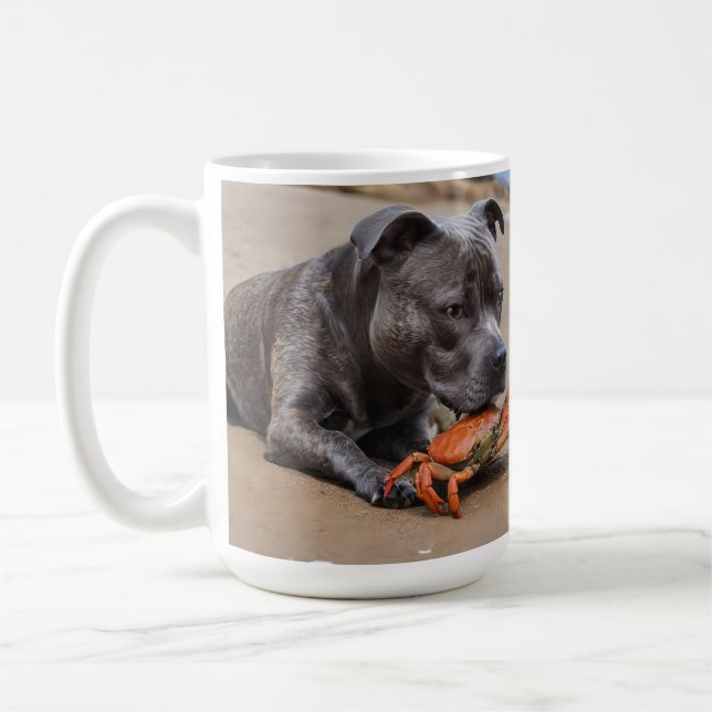 "Beachside Pals: A Staffy and its Crab Assion" Kaffemugg (Vänster)