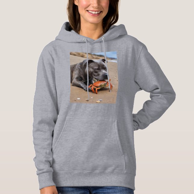 "Beachside Pals: A Staffy and its Crab Assion" T Shirt (Framsida)