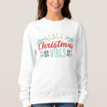 Beachy jul Vibes Tropical Summer Beach T Shirt<br><div class="desc">Sweatshirtsen för den tropiska sommarstugan i Beachy jul Vibes har en roligt juldesign med texten "Beachy jul Vibes" i modern manusstil,  typografi som accentueras med seasheller,  handflatan träd och gåvor. Perfekt för en sommar eller tropisk jul och helgdagarna. Skapat av Evco Helgdagars www.zazzle.com/store/evcoholidays</div>