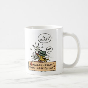 Beagle fångad dans med en katt kaffemugg