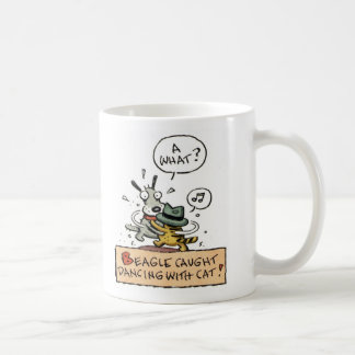 Beagle fångad dans med en katt kaffemugg