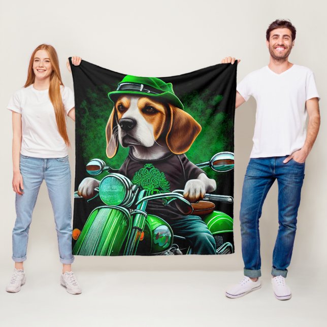 Beagle hund kör cykel St. Patricks dag Fleecefilt (På plats)