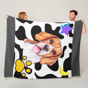 Beagle-Hund, som är lustigt över Måne Blanket Fleecefilt