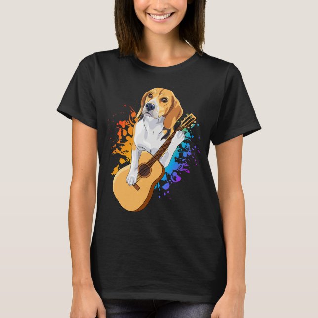 Beagle Hund spelar akustiska gitarrer Kvinnor T Shirt (Framsida)