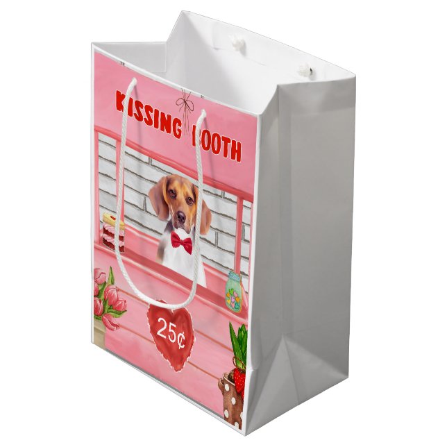 Beagle Hund Valentine Day Kissing Booth (Framsidan Vinklad)