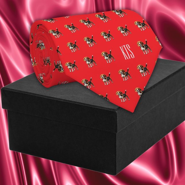 Beagle Hundar Mönster Monogrammed Veterinär Slips (Beagle Dogs Pattern Monogrammed Veterinarian Neck Tie in red color.)