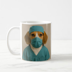 Beagle i operationskläder kaffemugg