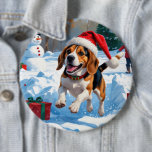 Beagle jul Festive Snö Scene Knapp<br><div class="desc">En helgdag med hjärtslitande hund i snö,  som bär en julhatt och omges av färgfulla presentlådor. I bakgrunden bygger barn snögubbe bredvid ett Julgran som är täckt av snö och skapar en glatt vinter under. Perfekt för att sprida helgdag och fånga julens magi.</div>