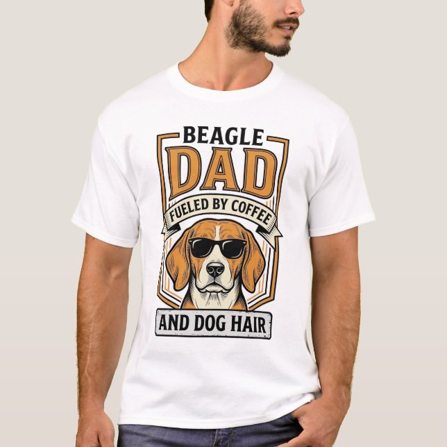 Beagle Pappa Drivs av Kaffe och Hundhår Skjorta_1 T Shirt (Framsida)