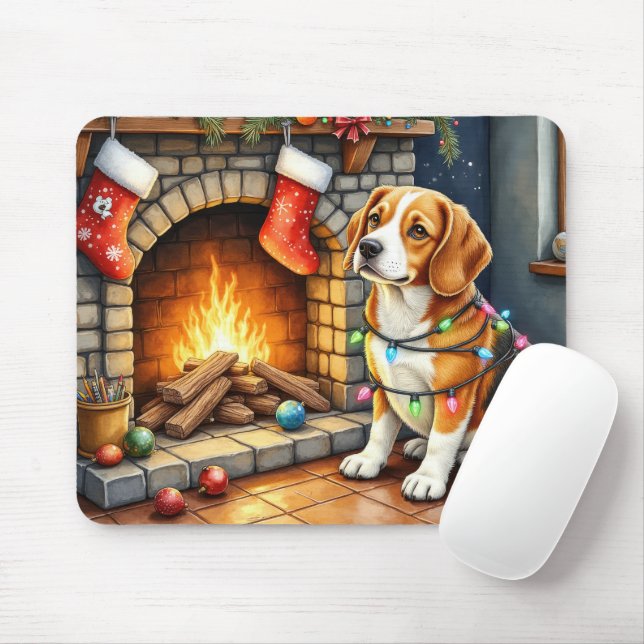 Beagle Sitting by Fireplace with Christmas Lights Musmatta (Med mus)