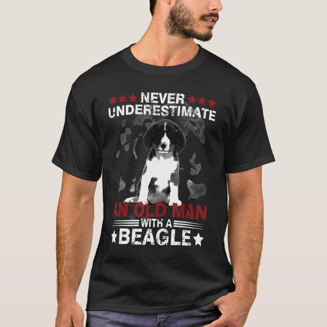 Beagle underskatta aldrig en gammal man t shirt (Framsida)