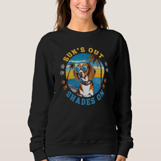 Beagle With Sunglasses on the Beach Sun s Out Shad T Shirt (Framsida)