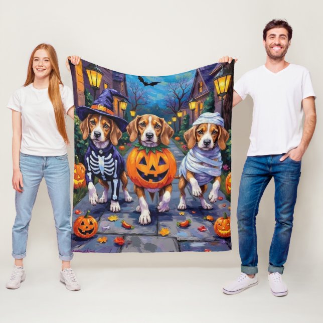Beaglehundar som går runt och samlar godis i hallo fleecefilt (På plats)