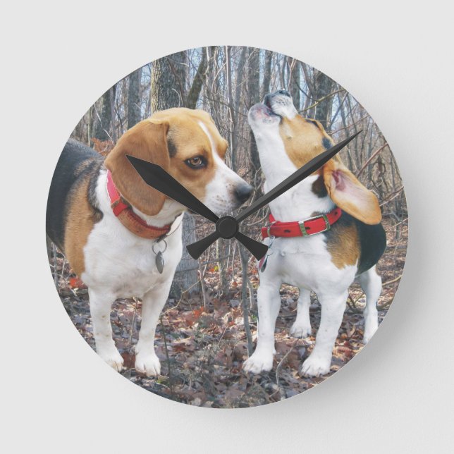 Beagles in Skogen Clock Rund Klocka (Framsida)