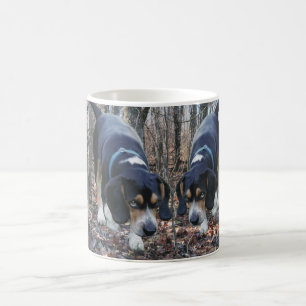 Beagleskanin som jagar skogenmuggen kaffemugg