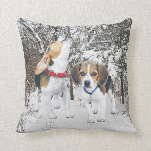 Beaglevalper i skogsmarksnö kudder kudde