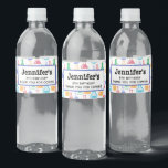 Beakers and Flasks Roligt Science Mönster Birthday<br><div class="desc">Etiketter för vattenflaska av händelser med roligt och färglöst mönster. Forskare vibe med bakers och flaskor av olika format och storlek i starkt lycklig färg.</div>