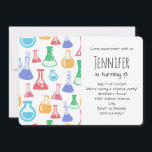 Beakers and Flasks Roligt Science Mönster Inbjudningar<br><div class="desc">Födelsemeddelande med roligt och färglöst mönster. Forskare vibe med bakers och flaskor av olika format och storlek i starkt lycklig färg.</div>
