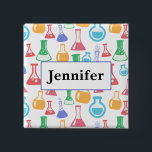 Beakers and Flasks Roligt Science Mönster med Namn Knapp<br><div class="desc">Knapp med roligt och färglöst mönster. Forskare vibe med bakers och flaskor av olika format och storlek i starkt lycklig färg.</div>
