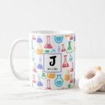 Beakers and Flasks Roligt Science Mönster Monogram Kaffemugg<br><div class="desc">Ett mugg med en roligt och färglöst mönster. Forskare vibe med bakers och flaskor av olika format och storlek i starkt lycklig färg.</div>