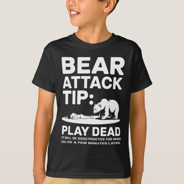 Bear Attack Tip Play Dead Funny Camping Hiking Des T Shirt (Framsida)