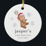 Bear Balloon Santa Hat Julgransprydnad Keramik<br><div class="desc">En söt björn som bär en julhatt och som håller en grått-ballong med lite "1" i den,  perfekt som första födelsedagskvinna. Du kan ändra nummer 1 i ballongen till valfritt nummer och redigera all annan text,  eller ta bort numret om du vill. Du kan också ändra färg i ballongen.</div>