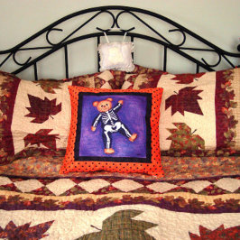 Bear Bones Halloween Pillow Kudde