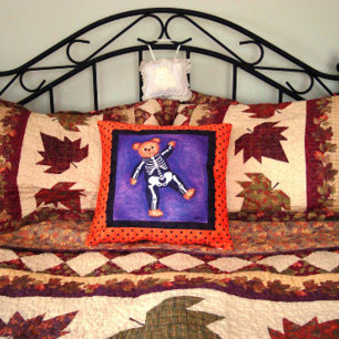 Bear Bones Halloween Pillow Kudde