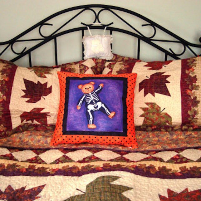 Bear Bones Halloween Pillow Kudde (Skapare uppladdad)
