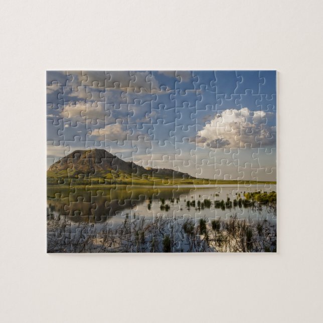 Bear Butte reflekteras in i Bear Butte Lake nära Pussel (Horisontell)