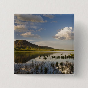 Bear Butte speglas i Bear Butte Lake nära Knapp